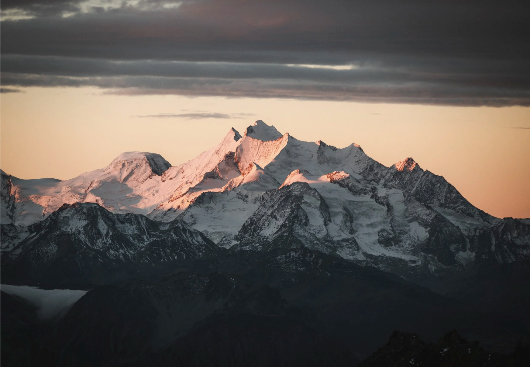 Sommets enneigés au crépuscule